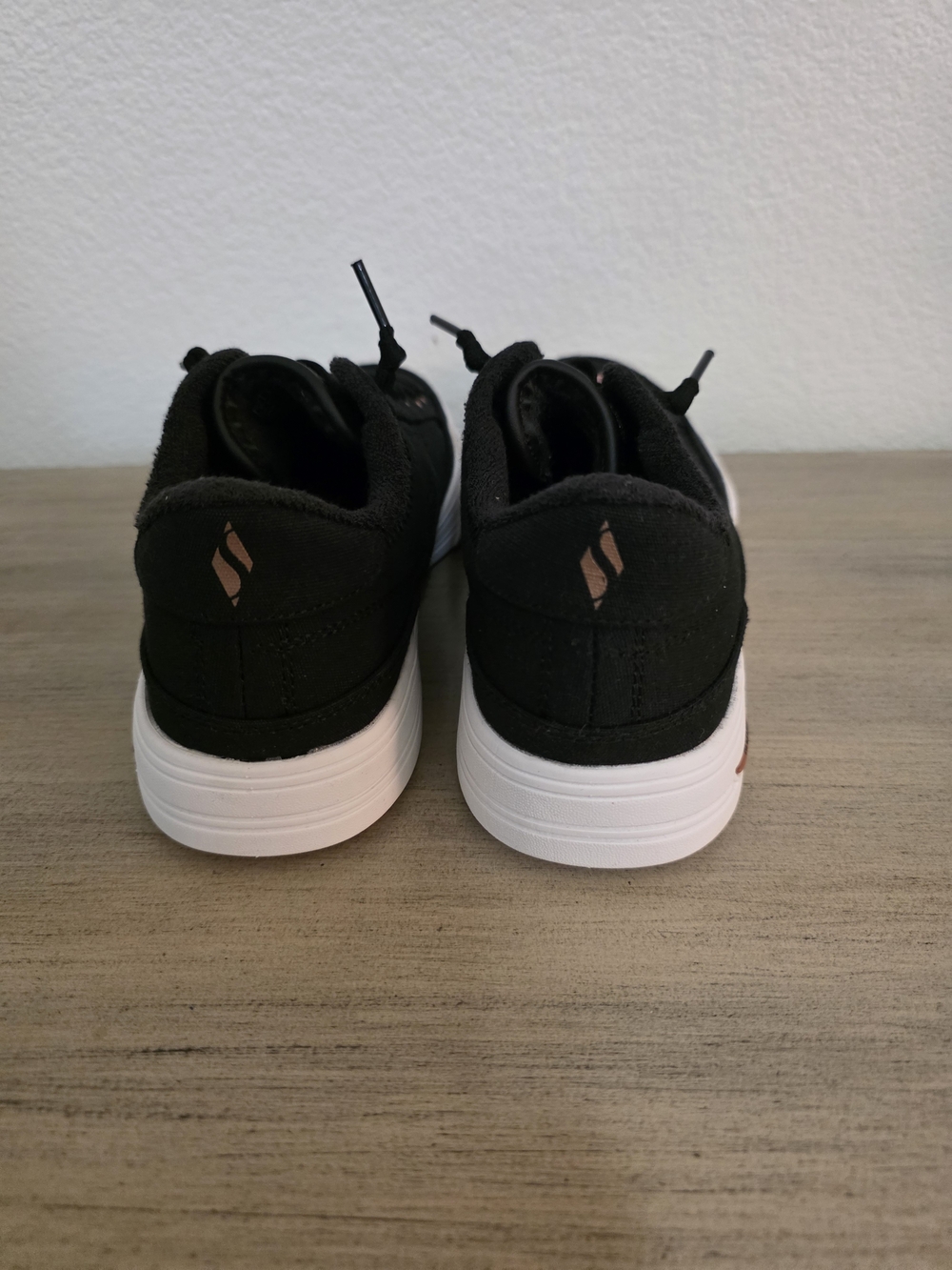 WOMEN'S Skechers Black Low Top Sneakers SIZE 6 - Picture 4 of 6